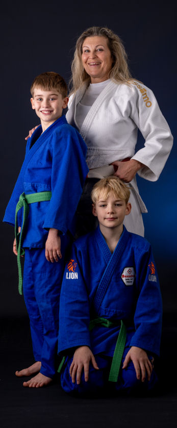 Eveline Beentjes met judoka's